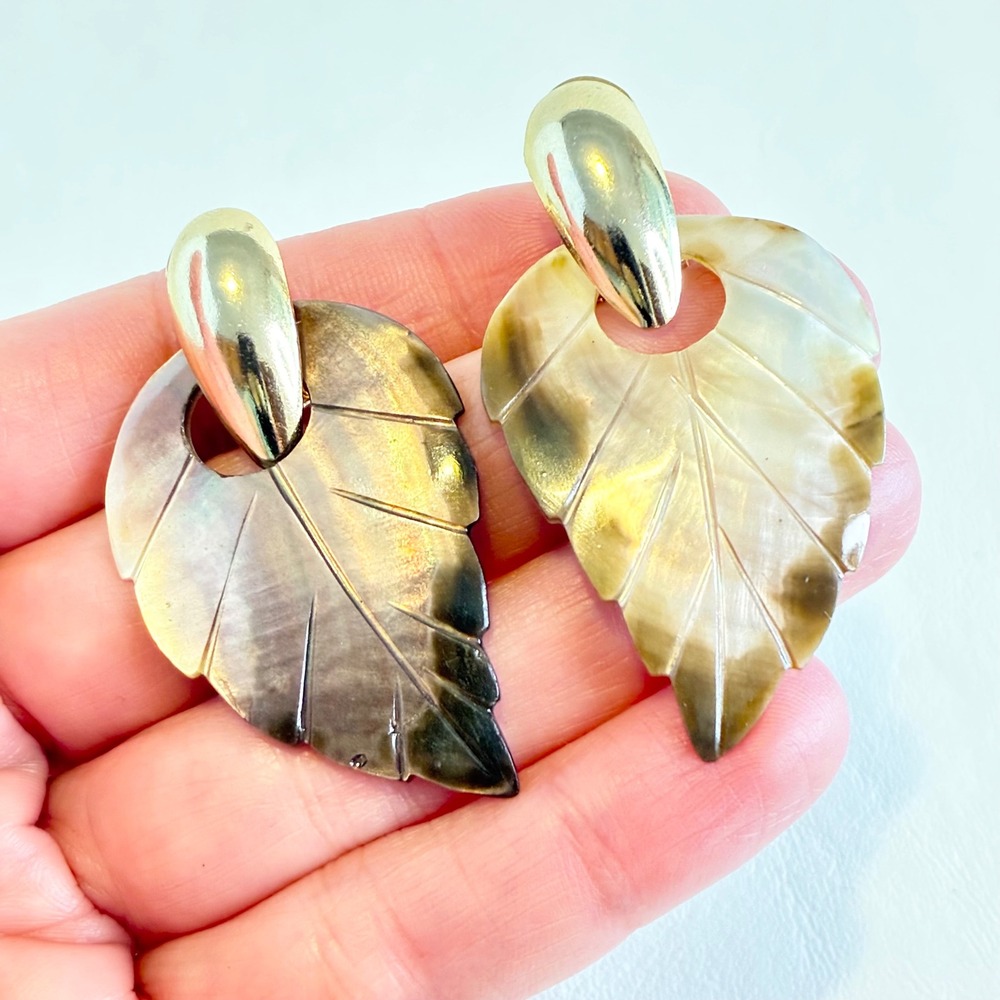 Vintage Carved Mother Of Pearl Earrings Pierced Gold Tone Leaf Drop Shell